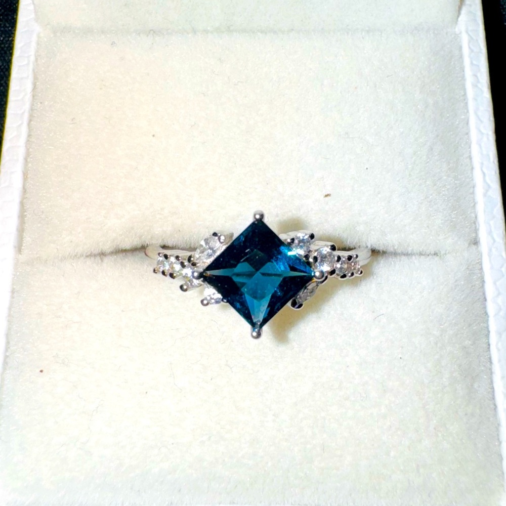 Gorgeous Blue Topaz Ring (FREE Shipping!)